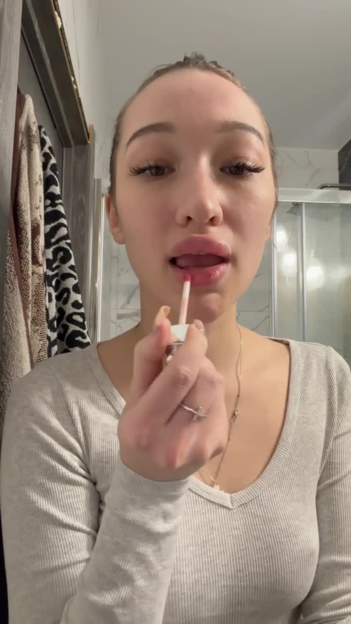 Image 2 of miaporshe, female webcam model, 18 years old, on live webcam