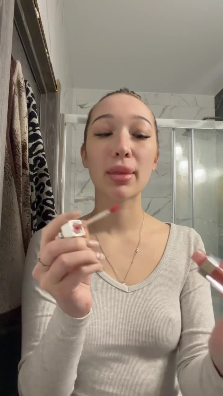 Image 3 of miaporshe, female webcam model, 18 years old, on live webcam