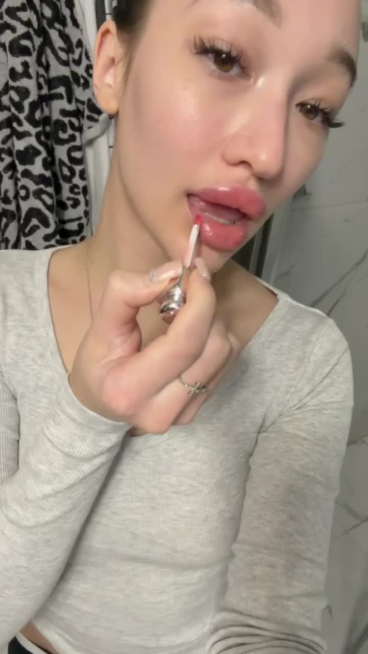 Image 7 of miaporshe, female webcam model, 18 years old, on live webcam