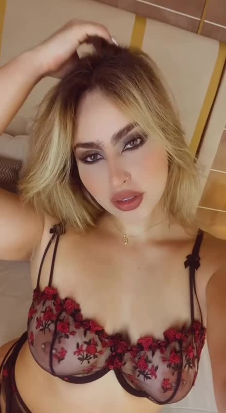 Image 3 of WenFox, female webcam model, 29 years old, on live webcam