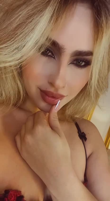 Image 6 of WenFox, female webcam model, 29 years old, on live webcam