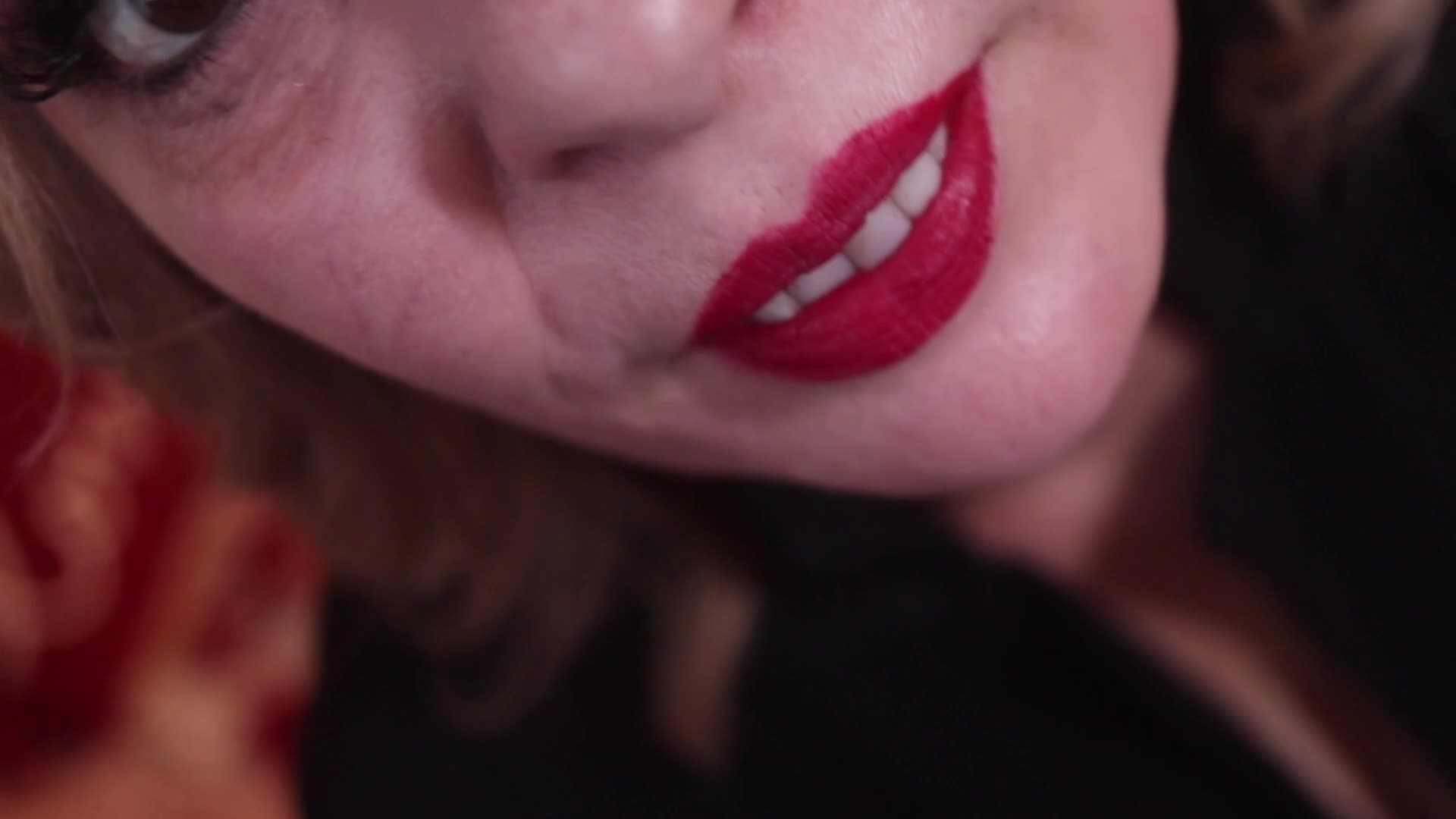 Image 3 of MeAmandaX, female webcam model, 45 years old, on live webcam