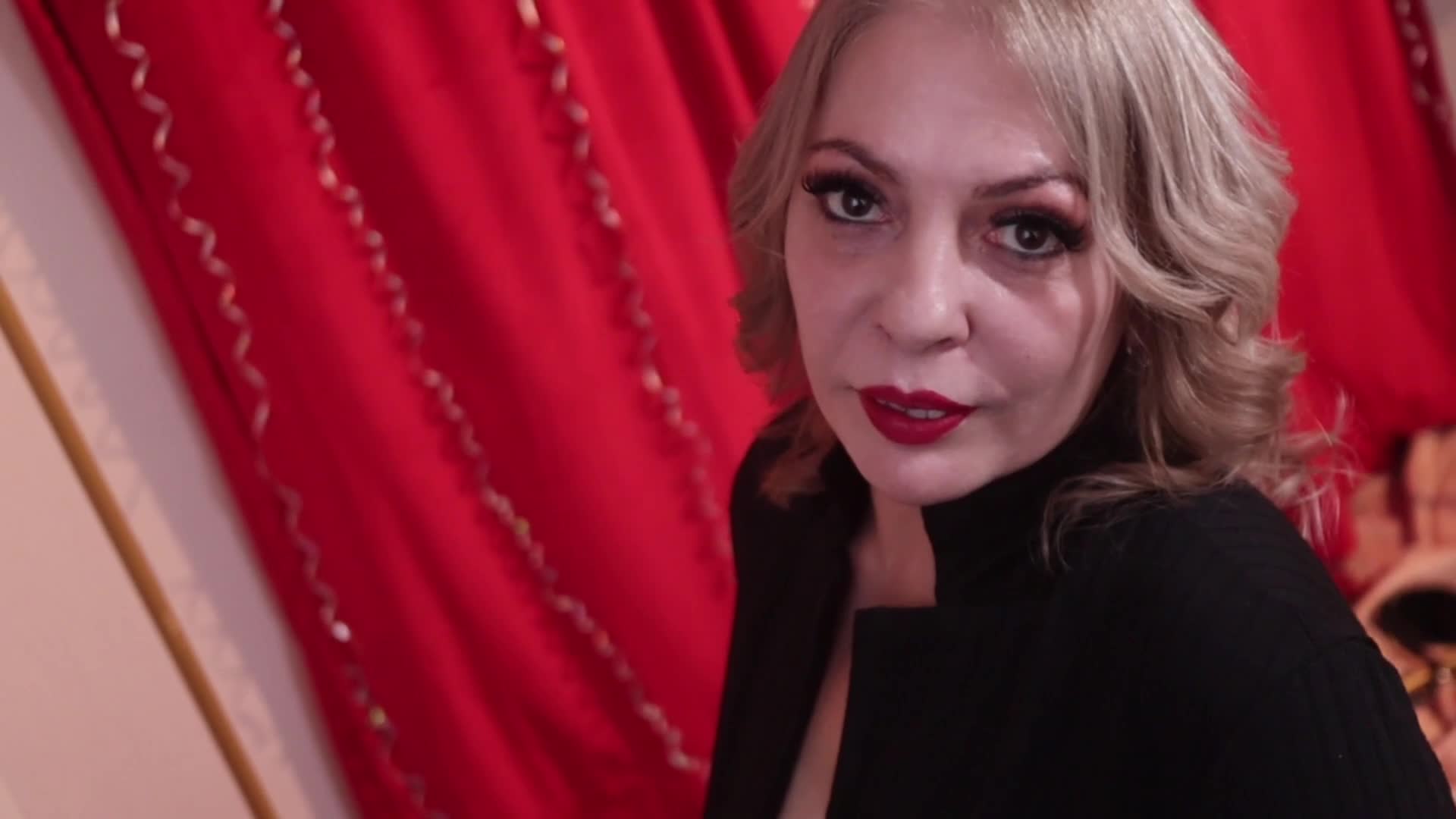 Image 7 of MeAmandaX, female webcam model, 45 years old, on live webcam