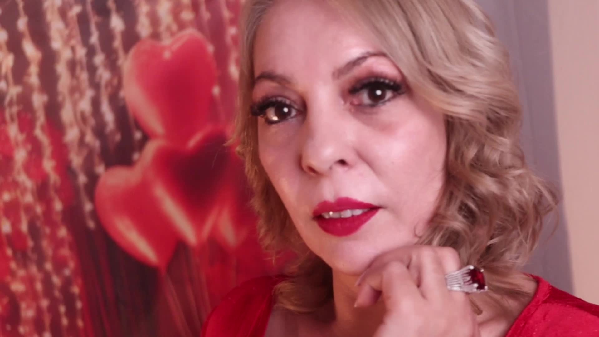 Image 12 of MeAmandaX, female webcam model, 45 years old, on live webcam