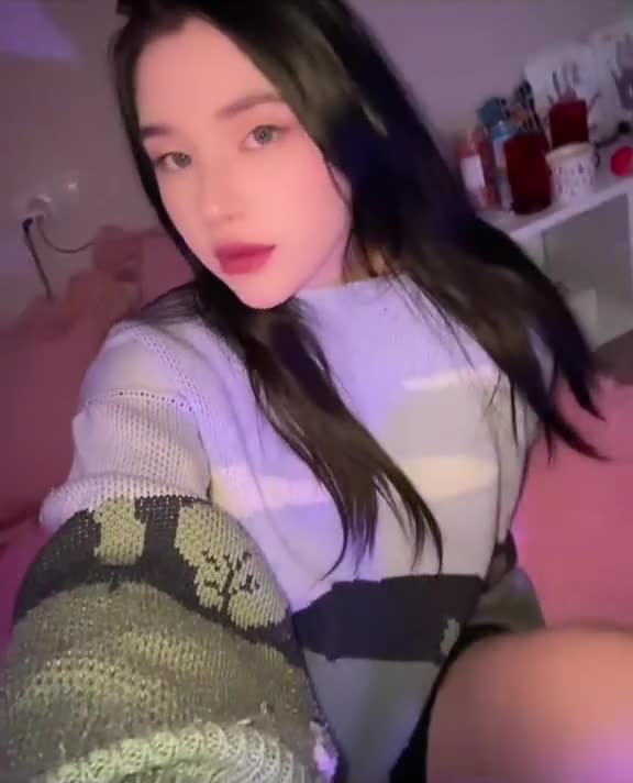 Image 3 of Babbly-babes, female webcam model, 21 years old, on live webcam