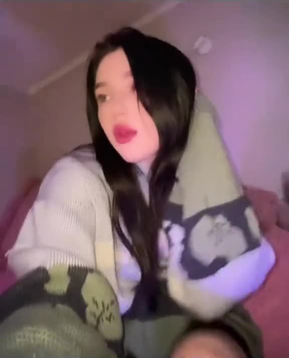 Image 4 of Babbly-babes, female webcam model, 21 years old, on live webcam