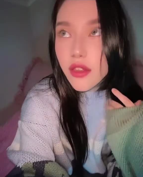 Image 8 of Babbly-babes, female webcam model, 21 years old, on live webcam