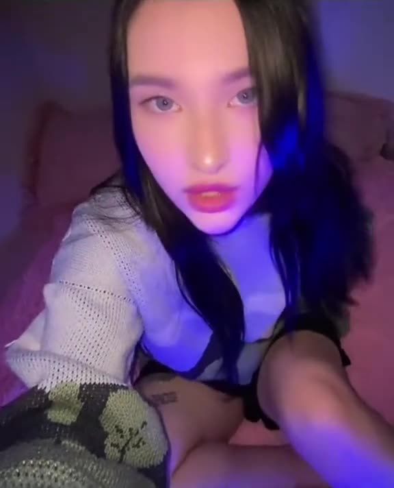 Image 9 of Babbly-babes, female webcam model, 21 years old, on live webcam