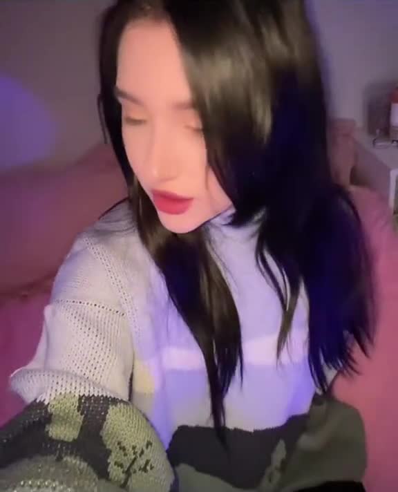 Image 10 of Babbly-babes, female webcam model, 21 years old, on live webcam